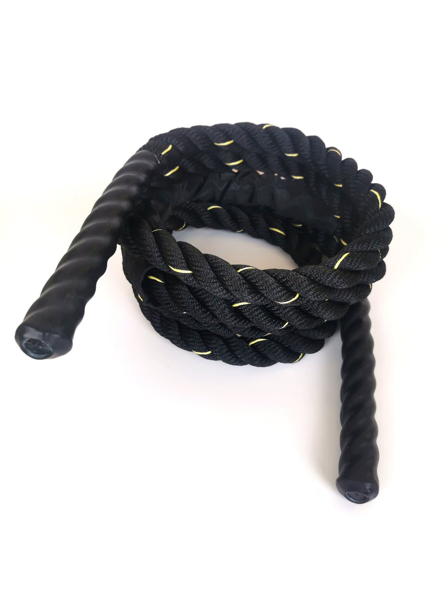 Tungt och tjockt hopprep - För styrka och konditionsträning. Bild på ett tjockt och tungt hopprep, likt battle rope, idealiskt för helkroppsträning. Perfekt för dig som vill kombinera konditionsträning med muskelbyggande övningar. Hopprepet är slitstarkt och har förstärkta handtag för hårda träningspass.