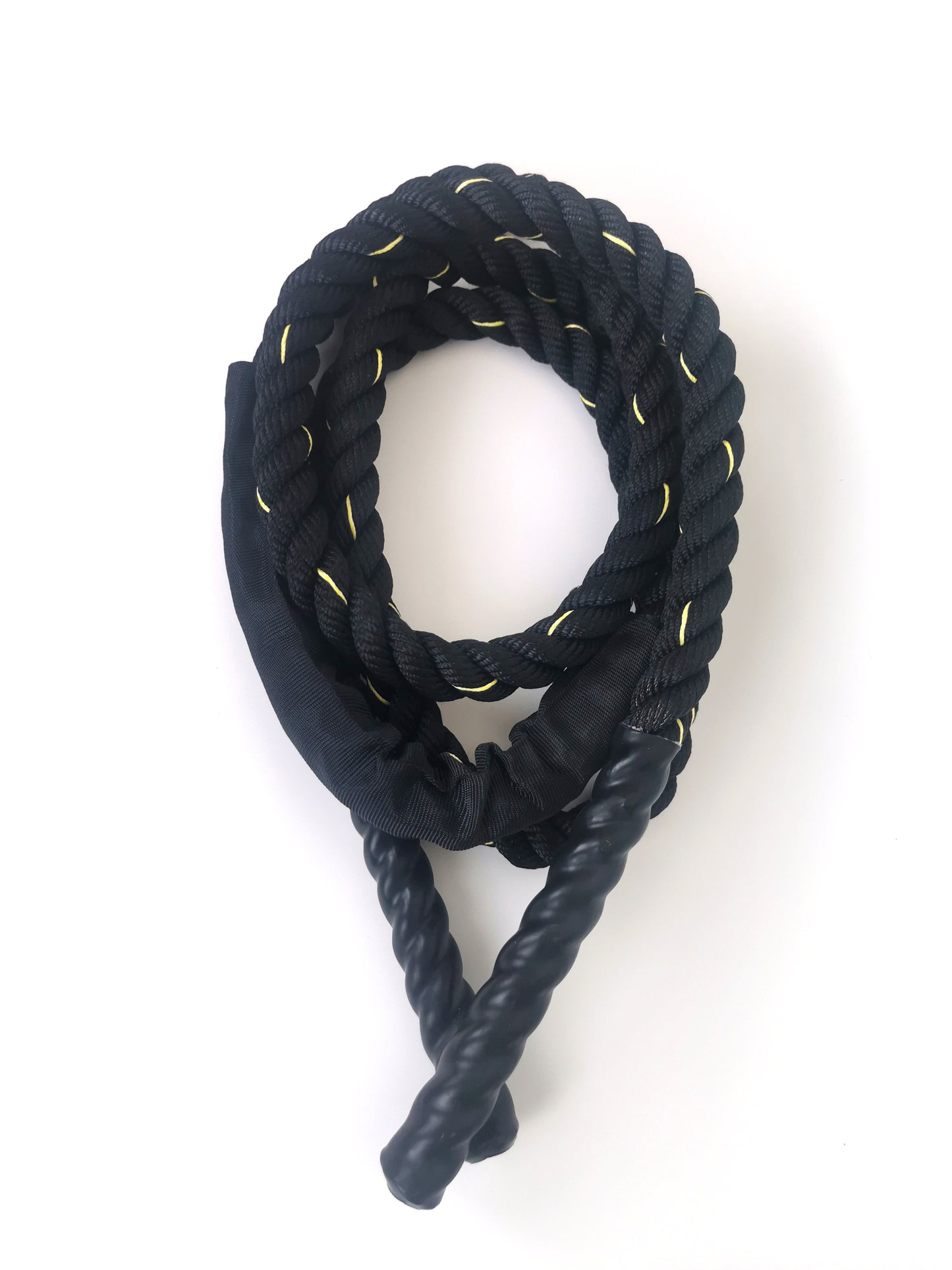 Tungt och tjockt hopprep - För styrka och konditionsträning. Bild på ett tjockt och tungt hopprep, likt battle rope, idealiskt för helkroppsträning. Perfekt för dig som vill kombinera konditionsträning med muskelbyggande övningar. Hopprepet är slitstarkt och har förstärkta handtag för hårda träningspass.