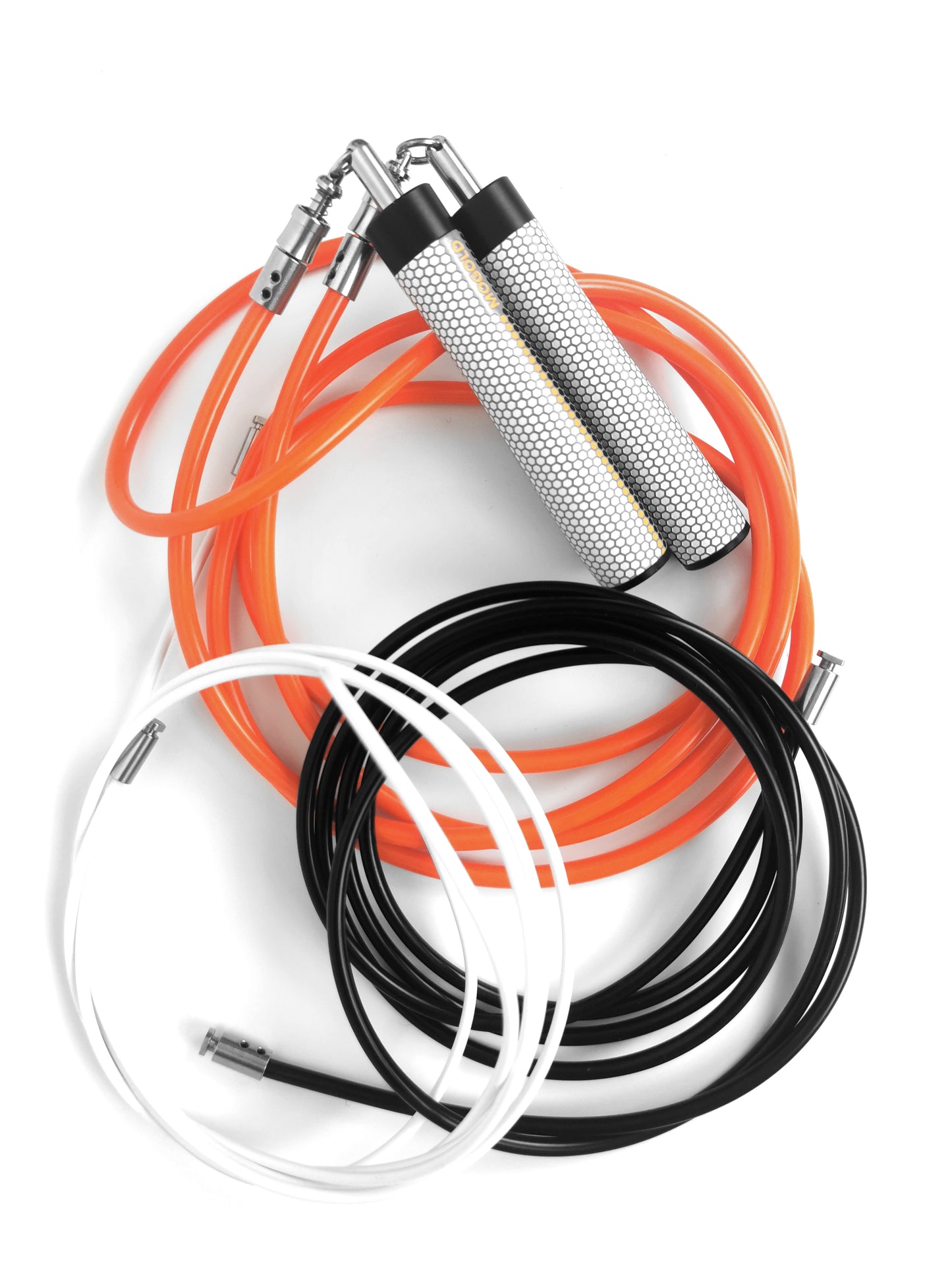 Ta din träning till nästa nivå med detta professionella hopprep i premiumkvalitet! Utrustat med tre rep i olika tjocklekar kan du anpassa träningen för allt från kondition till styrka och snabbhetsträning. De robusta och ergonomiska aluminiumhandtagen har en bekväm vaddering för ett säkert och stabilt grepp, även under intensiva träningspass. Med den smidiga och effektiva låsmekanismen kan du enkelt och snabbt byta rep för maximal flexibilitet. Levereras dessutom med en praktisk förvaringsväska och en juste